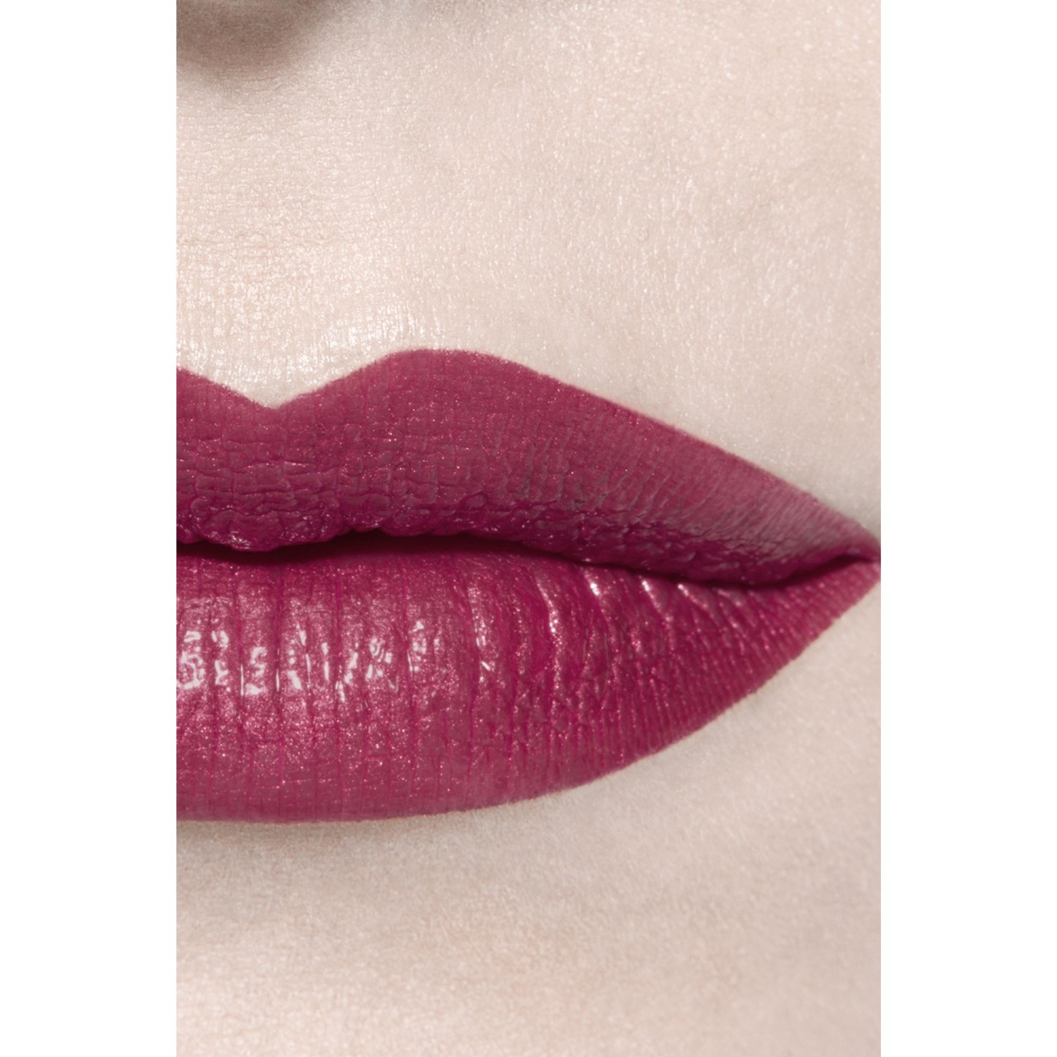 LA BARRA DE LABIOS LÍQUIDA BRILLANTE DE LARGA DURACIÓN